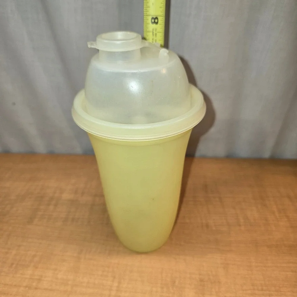 Vintage Tupperware Quick‎ Shake Gravy Drink Container Yellow Pour Spout Lid